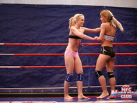 Nataly Von ja Nikki Thorne painivat
