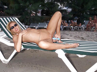Sandy masturboi rannalla