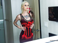 Kleio Valentien tatuoitu blondi lutka