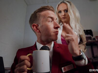 Kiki Minaj, Louise Lee ja jättimäinen kyrpäkello