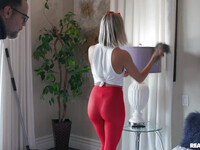Jennifer White ja Chloe Temple nuolevat toisiaan