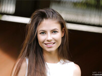 Hilary C alasti puutarhassa