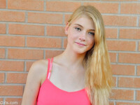 Hanah, blondi 18-vuotias teini