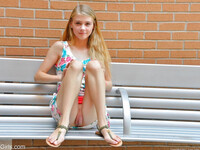 Hanah, blondi 18-vuotias teini