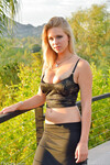 Lacey Johnson Isotissinen blondi mimmi
