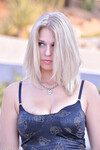 Lacey Johnson Isotissinen blondi mimmi