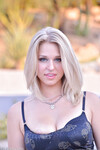 Lacey Johnson Isotissinen blondi mimmi