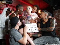 Riley Nixon panee mustia