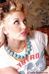 Candy Monroe rakastaa mustaa kullia