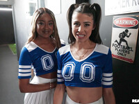 Nuoret cheerleaderit Kylie Rocket ja Destiny Mira..