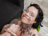 Xvaimo Karen, iso tatuoitu milf