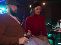 Houkutteleva ruskea Evelin Stone huolehtii isosta mustasta munasta