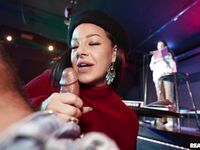 Houkutteleva ruskea Evelin Stone huolehtii isosta mustasta munasta