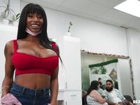 Savannah Storm ja Sarai Minx jakavat ison mustan puun