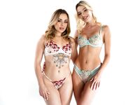 Blondit lesbot anaali olohuoneessa