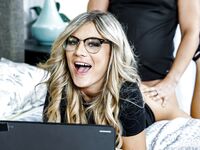 Ellie Tayn kypsä blondi sekoaa tikkarista