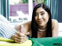 Aasialainen milf Emerald Loves nai poikapuolensa kovaa munaa olohuoneessa