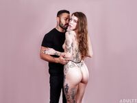 Eden Ivyn tatuoitu ruumis viettelee parrakkaan rakastajan ajellulla tussulla