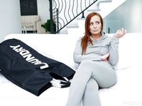 Janoinen punainen mylfi Holly Lacen reiän läpi nai