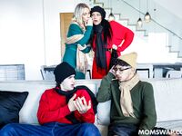 Mona Azar ja Bunny Madison työskentelevät poikapuolensa olohuoneessa