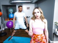 Joustava milf Alaina Taylor saa tuhoisan vitun lattialle