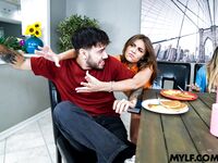 Vivianne Desilva ja Selina Bentz saavat kovaa seksiä lattialla