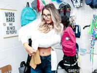 Rintarikas milf Mandy Rhea rankaisi varkaudesta