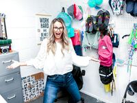 Rintarikas milf Mandy Rhea rankaisi varkaudesta