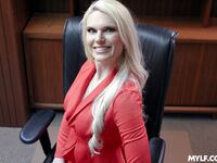 Pitkätukkainen milf Sydney Davis nai itsevarmaa ohjaajaa