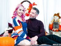 Aaliyah Loven nätti milf-pillu vapisee villissä sängyssä