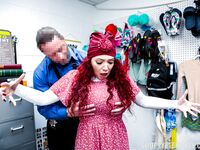 Kiki Daire punainen tatuoitu pornotähti rangaistaan varkaudesta