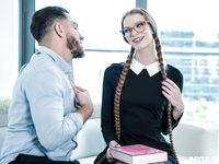Pitkä mustatukkainen lukutoukka, jolla on silmälasit, pannaan lävistettyihin sukkahousuihin