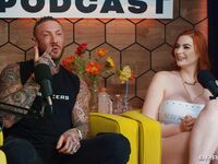 Tattoed tytöt Abigail Morris ja Toochi Kash jakaa punainen susi