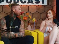 Tattoed tytöt Abigail Morris ja Toochi Kash jakaa punainen susi