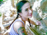 Jasmine Wilde ja Kenzie Rakkaus suutelee tatuoitua munaa