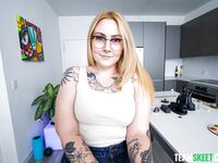 Blondi narttu Gracie Squirts ottaa syväkurkku temppuja
