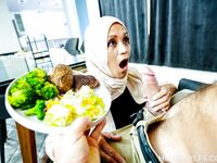Jazmine Cruzin rikas-rintainen arabiäiti saa ajeltun pillun kovasta vitun