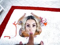 Tatuoitu kotirouva nauttii Misty Meanerin pillusta