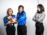 Casey Calvert, Victoria Voxxx ja Nicole Aria repivät pillua valtavilla valemulkuilla