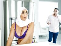 Bootylicious arabi milf Carmela Clutch saa pallinsa syvälle kulliin