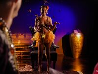 Mustatukkainen kaunotar saa kullinsa, jolla on luonnolliset tissit mieheltä