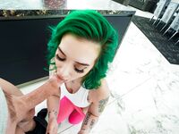 Vihreätukkainen Gia Paige lävistys nännit POV kuvissa