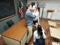 Britt Blair, Penelope Woods ja Kallie Taylor hemmottelee luokkahuoneessa onnekasta kaveria
