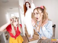 Katy Rose, Ivy Maddox ja Ellie Pitäisi olla vitun villi olohuoneessa