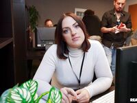 Lucy Lotus kohtelee mustaa miestä, jolla on parta luokassa
