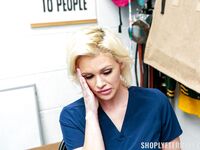 Houkutteleva kleptomaani MILF Charli Phoenixia nussi röyhkeä vartija