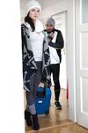 Kiinalainen italialainen turisti Francesca Di Caprio imee munaa ennen kuin he naivat hänen persettään Prahassa