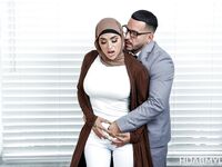 Virallinen vain arabikuoppa nai alusvaatteissaan