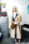Tuhma blondi Milf Naomi Ryder saa vaikeuksia varastaa