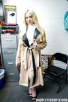 Tuhma blondi Milf Naomi Ryder saa vaikeuksia varastaa